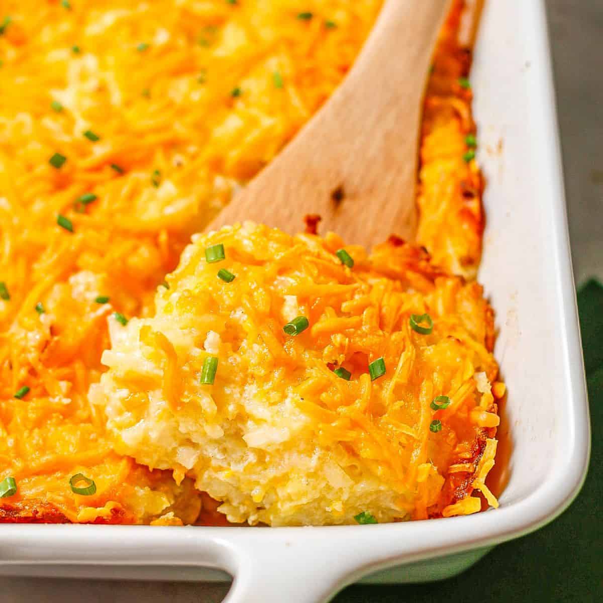 https://www.familyfoodonthetable.com/wp-content/uploads/2023/07/Cheesy-hash-brown-casserole-square-1200.jpg
